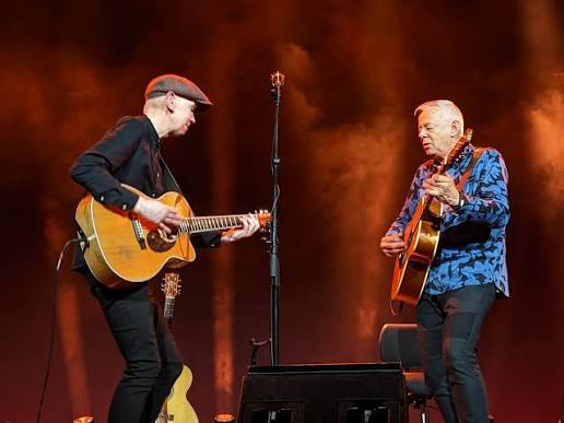 Björn Thoroddsen og annar gítarleikari á sviði