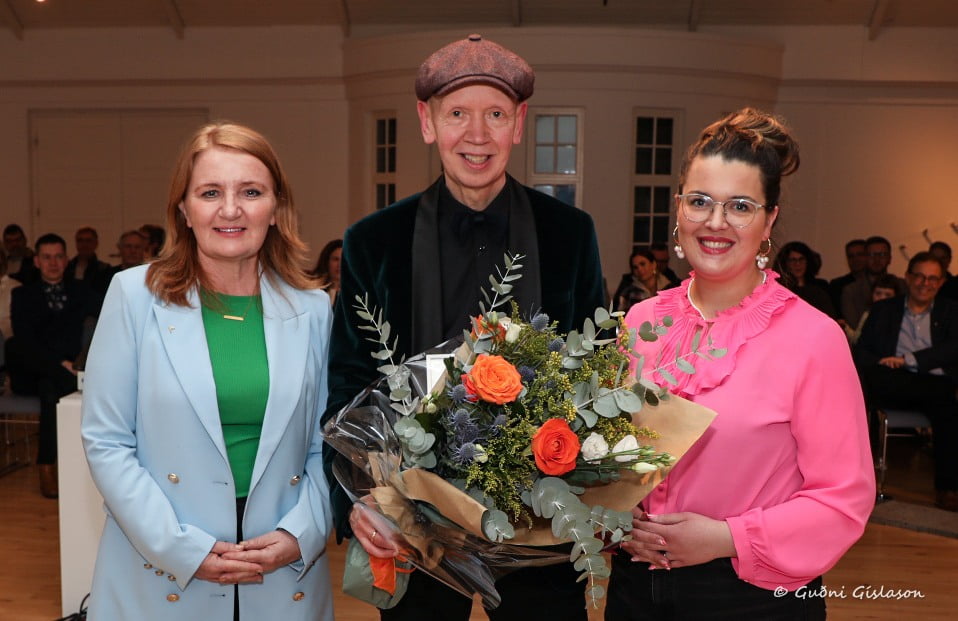 Björn Thoroddsen tekur við verðlaunum með blómvönd