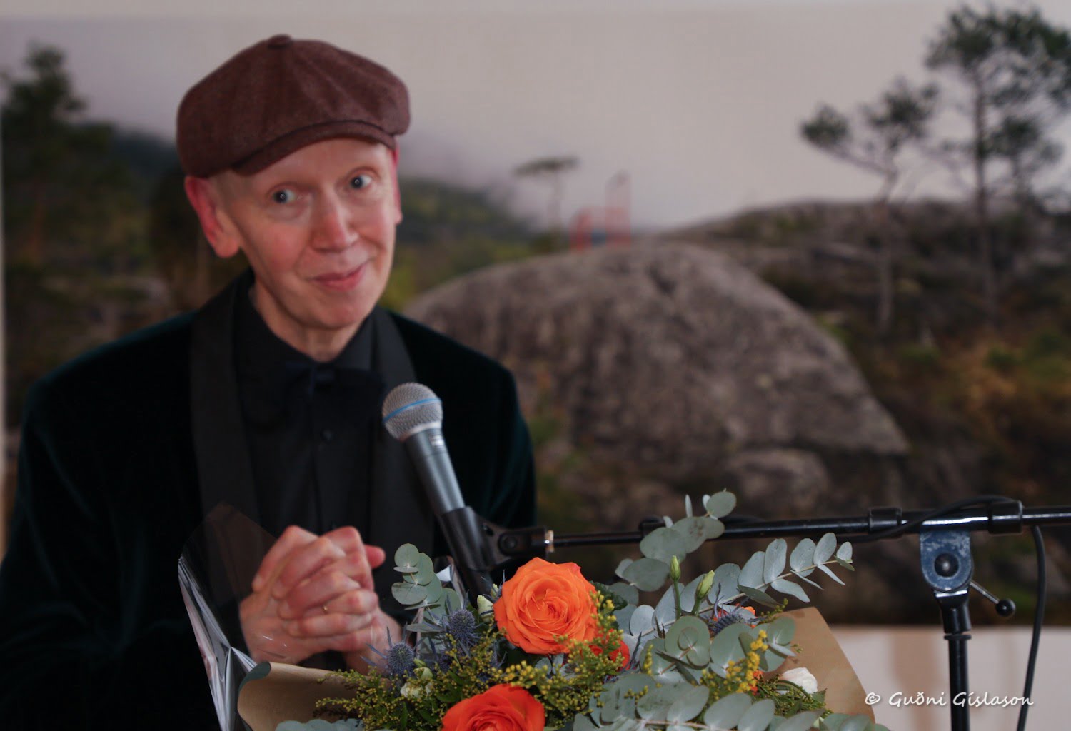 Björn Thoroddsen talar í hljóðnema á viðburði